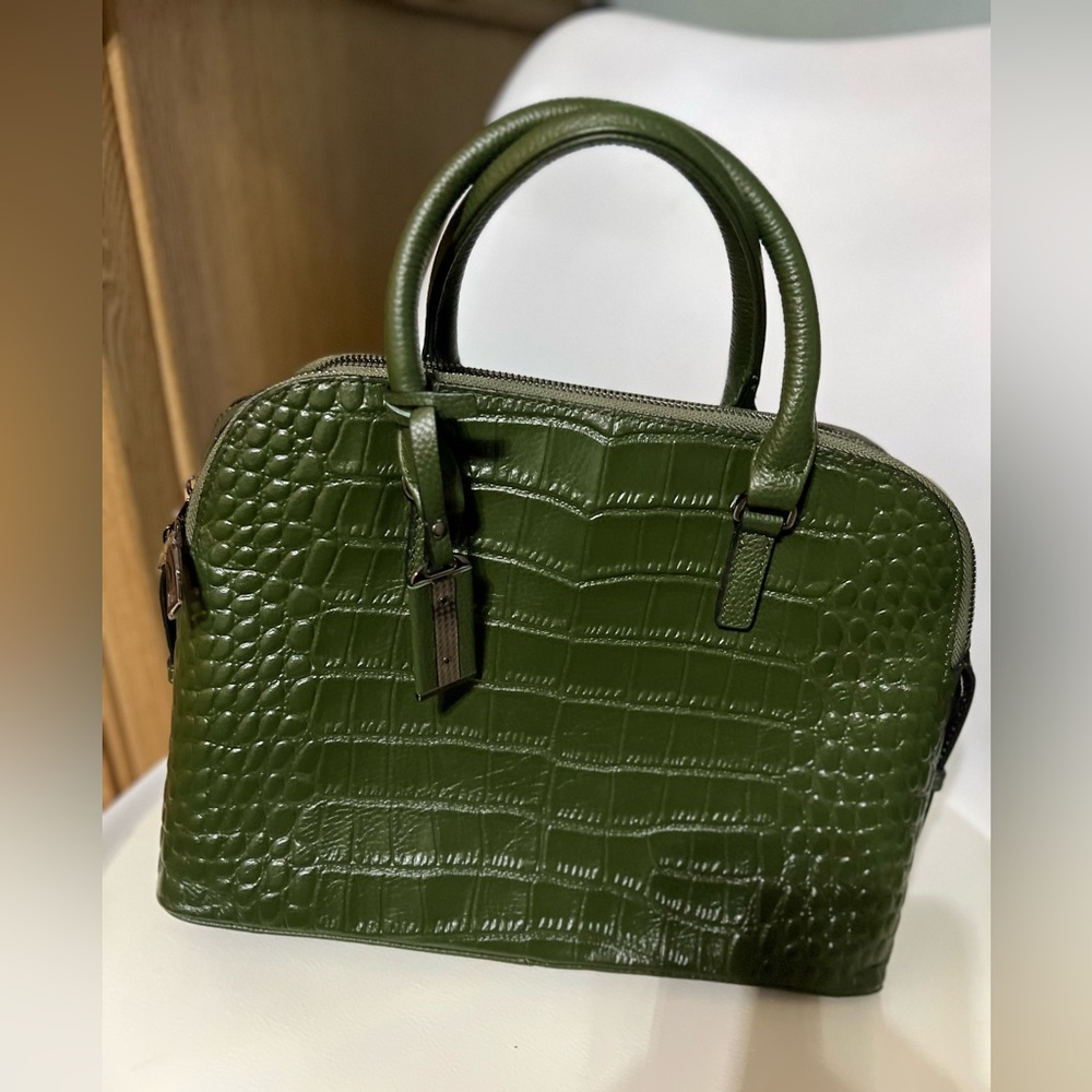NWOT vegan leather olive green super clean never used 3 compartments doctor bag